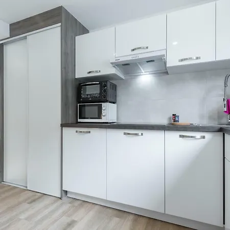 Sleep In City Center Apartment